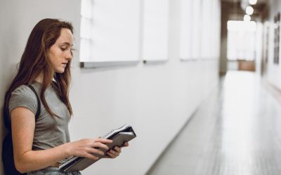 Pige kigger ud i luften